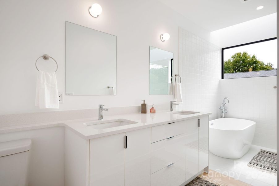 Luxurious Full Bathroom Luxurious Full Bathroom