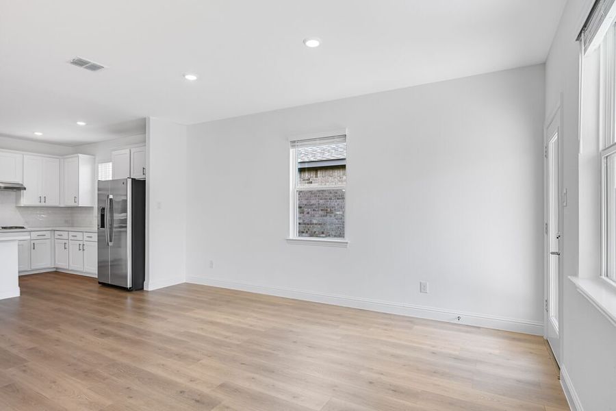 Spacious, unfurnished interior of a new home in Madero 50s, Fort Worth (Image 18). Spacious, unfurnished interior of a new home in Madero 50s, Fort Worth (Image 18).
