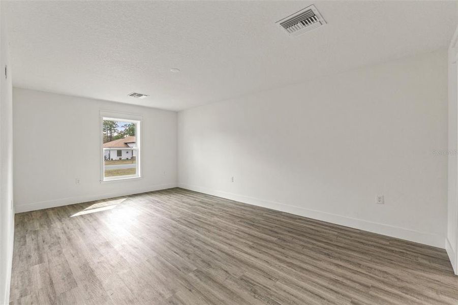 Spacious, unfurnished interior of a new home in , Weeki Wachee (Image 21).