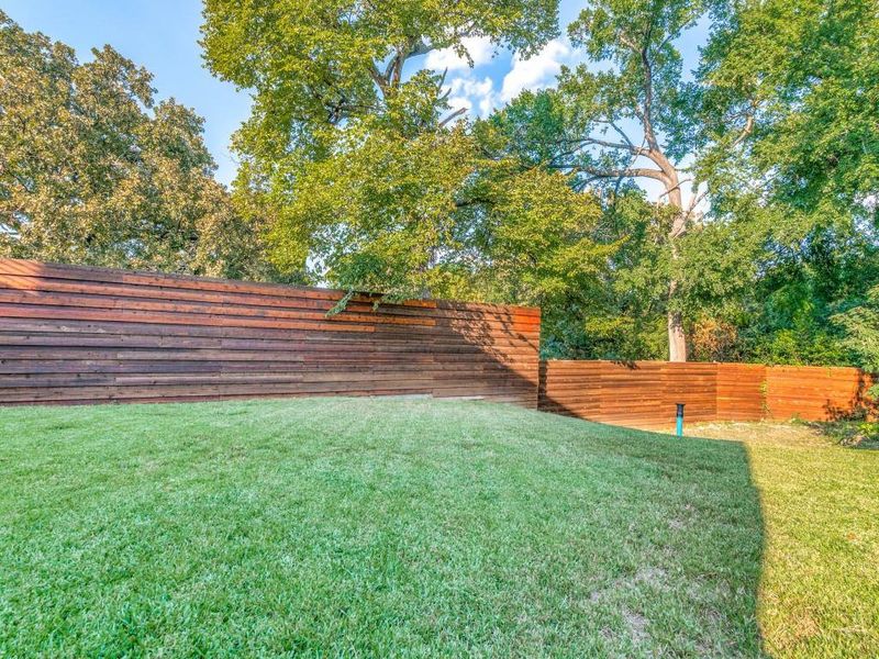 Large Private yard with Trees Large Private yard with Trees