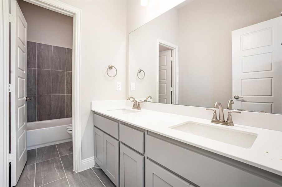 Furnished interior view inside a new home in , Waxahachie (Image 9).