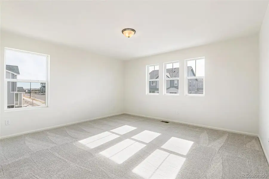 Spacious, unfurnished interior of a new home in Turnberry, Commerce City (Image 26).