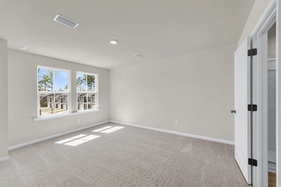 Spacious, unfurnished interior of a new home in Windward Village, Summerville (Image 9).