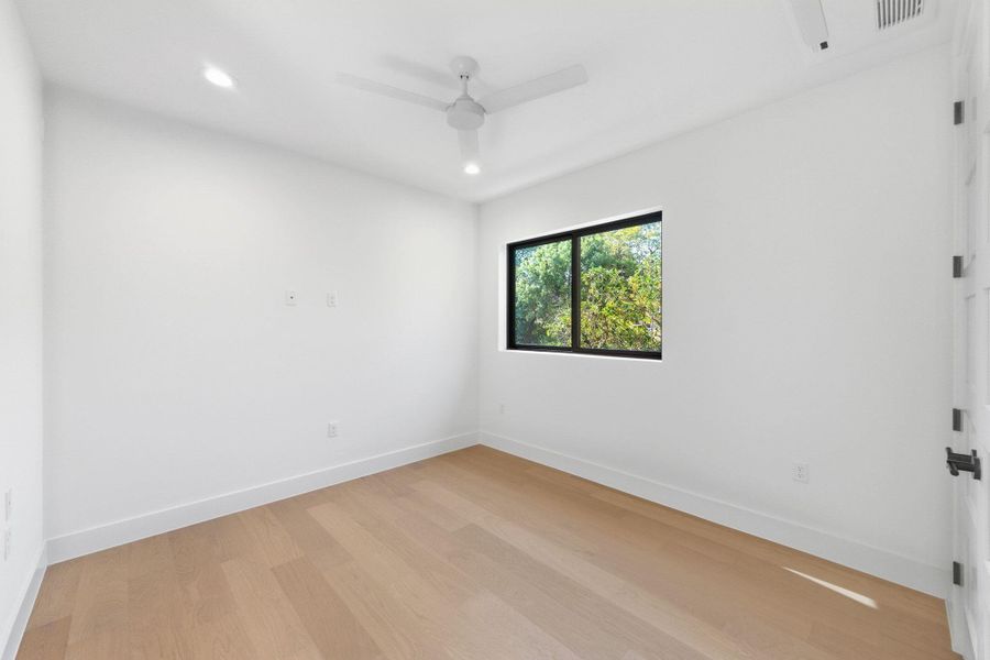 Spacious bedroom Spacious bedroom