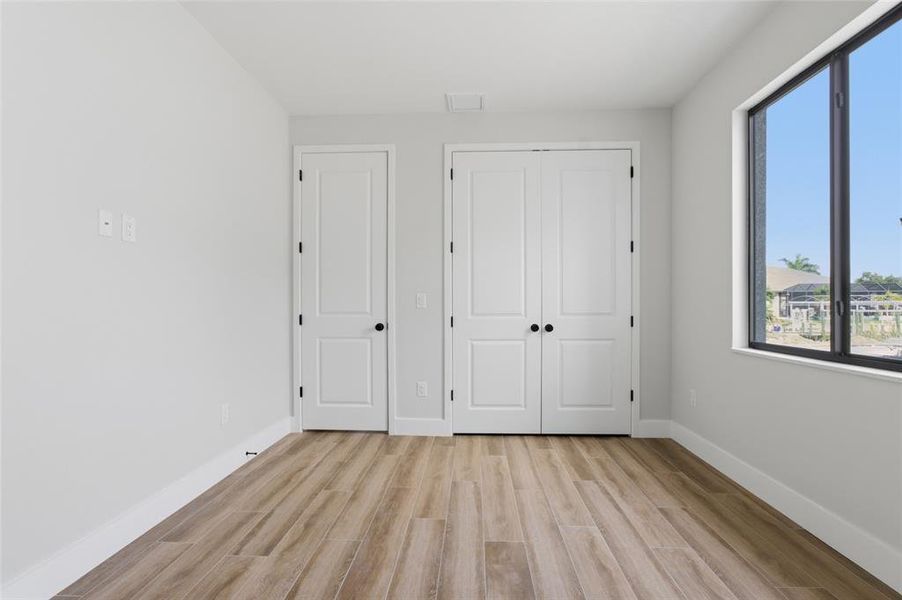 Spacious, unfurnished interior of a new home in , Port Charlotte (Image 47).