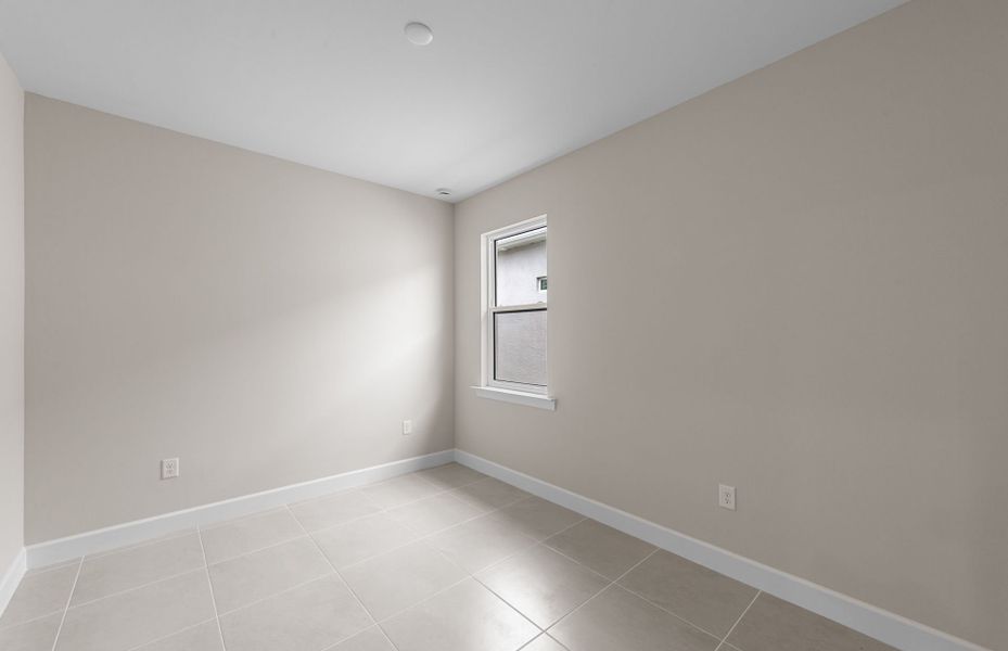 Spacious, unfurnished interior of a new home in Del Webb Oak Creek, North Fort Myers (Image 23).