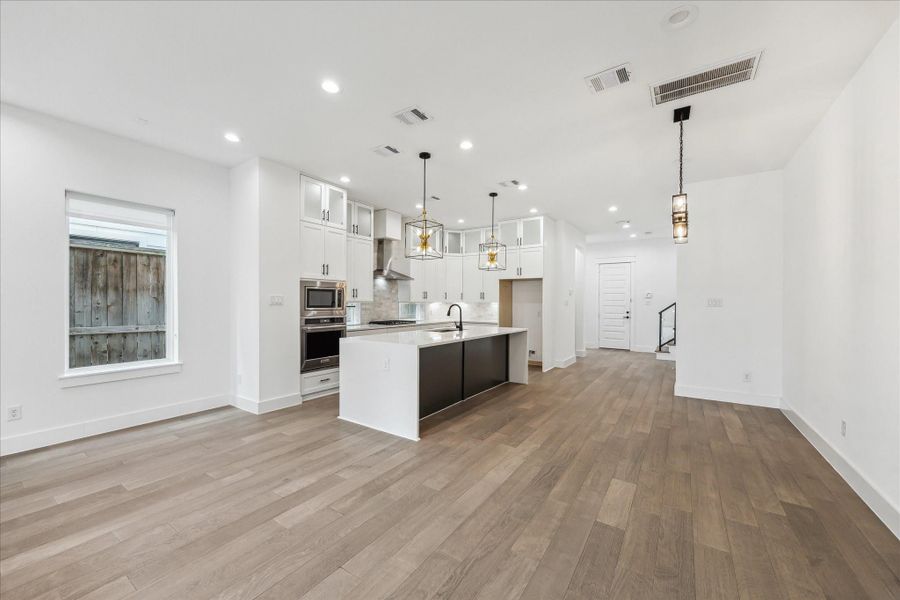 Spacious, unfurnished interior of a new home in Heights Estates, Houston (Image 11).