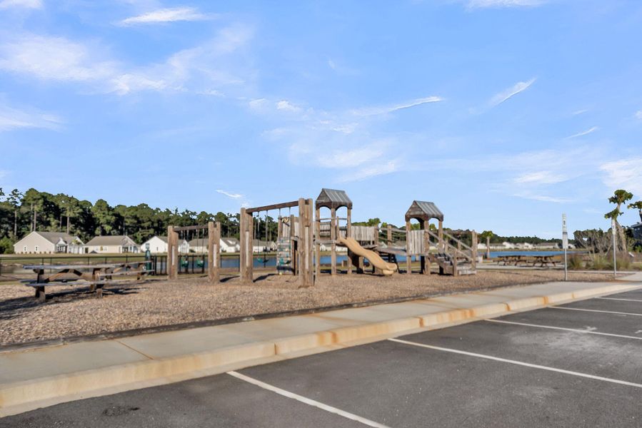 Community amenities in French Quarter Creek, Huger (Image 56).