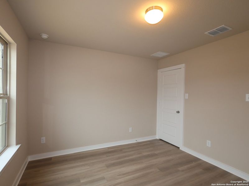Spacious, unfurnished interior of a new home in Winding Brook, San Antonio (Image 11).