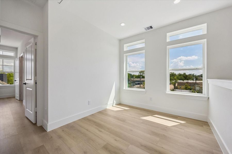 Spacious, unfurnished interior of a new home in Thornton Oaks, Houston (Image 19).
