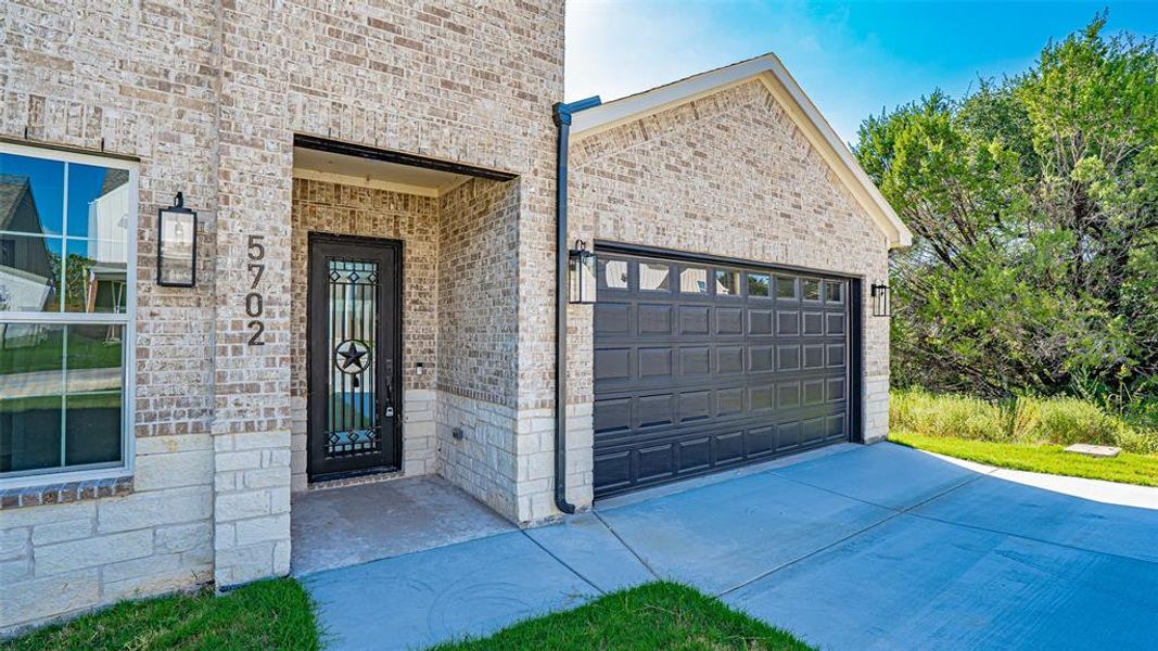 Exterior details and patio area of a home in , Granbury (Image 3).