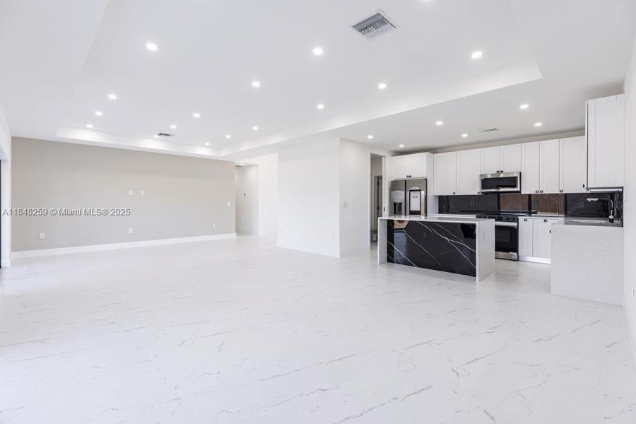 Spacious, unfurnished interior of a new home in , Cape Coral (Image 22).