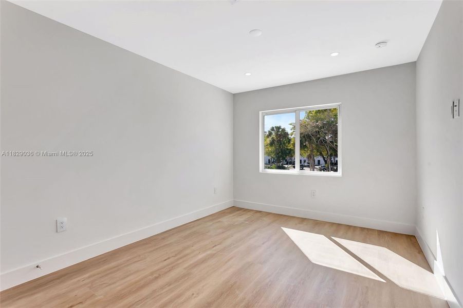 Spacious, unfurnished interior of a new home in , Coral Springs (Image 23).
