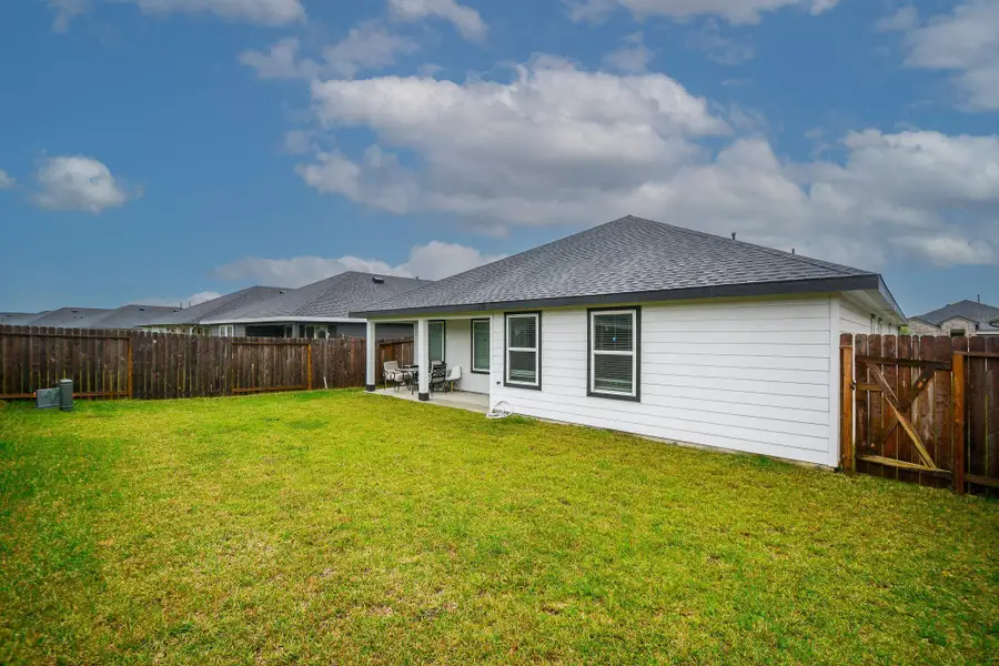 Exterior details and patio area of a home in , Rosharon (Image 18).