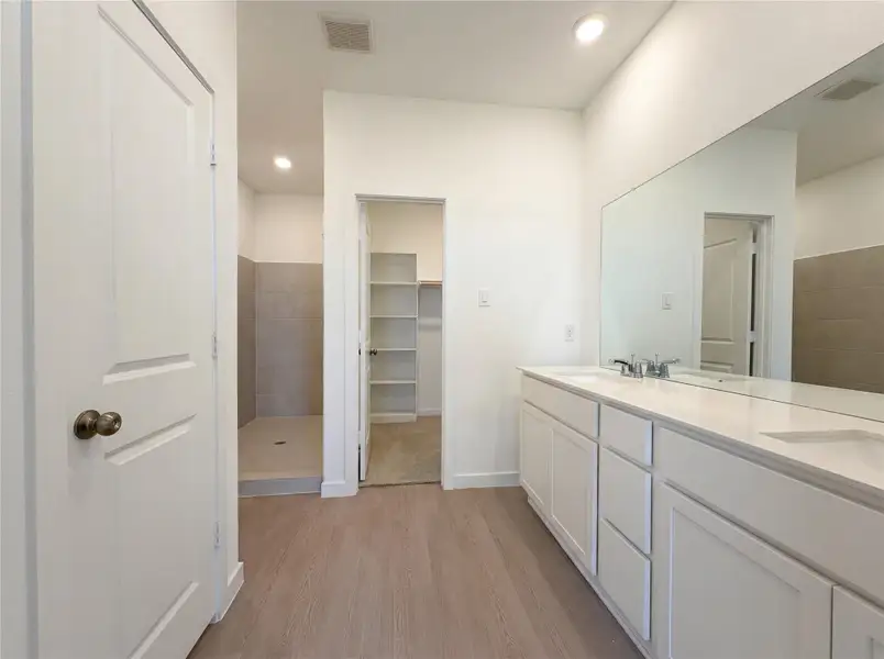 Furnished interior view inside a new home in River Ranch, Dayton (Image 9).