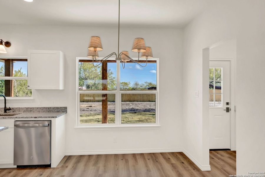 Spacious, unfurnished interior of a new home in , Hondo (Image 28).