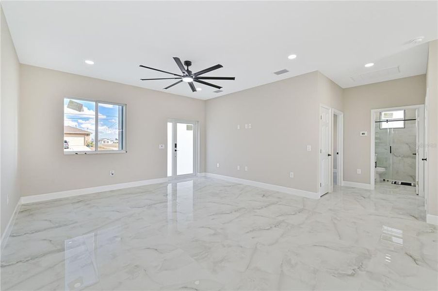 Spacious, unfurnished interior of a new home in , Cape Coral (Image 21).