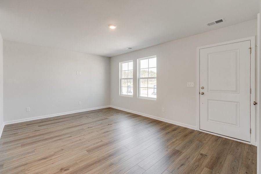 Spacious, unfurnished interior of a new home in Astoria, Columbia (Image 16).