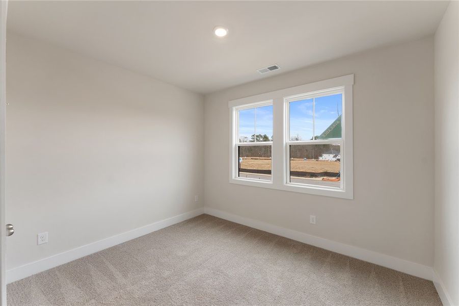 Spacious, unfurnished interior of a new home in Eagle Creek, Central (Image 22).