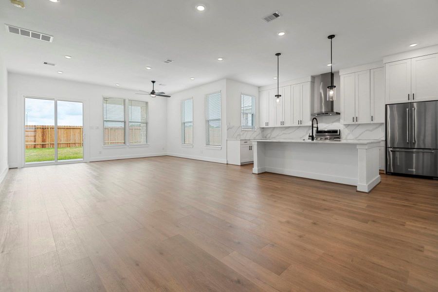 Spacious, unfurnished interior of a new home in Hallimore Ranch, Rosenberg (Image 16).