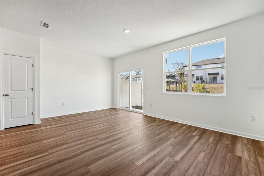 Spacious, unfurnished interior of a new home in Vista Walk, Dade City (Image 27).