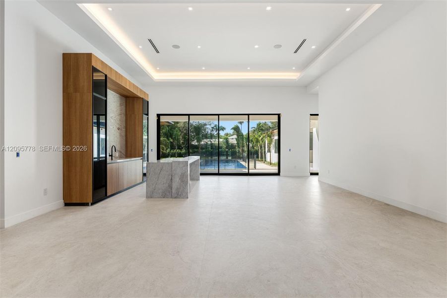 Spacious, unfurnished interior of a new home in , Pinecrest (Image 9).