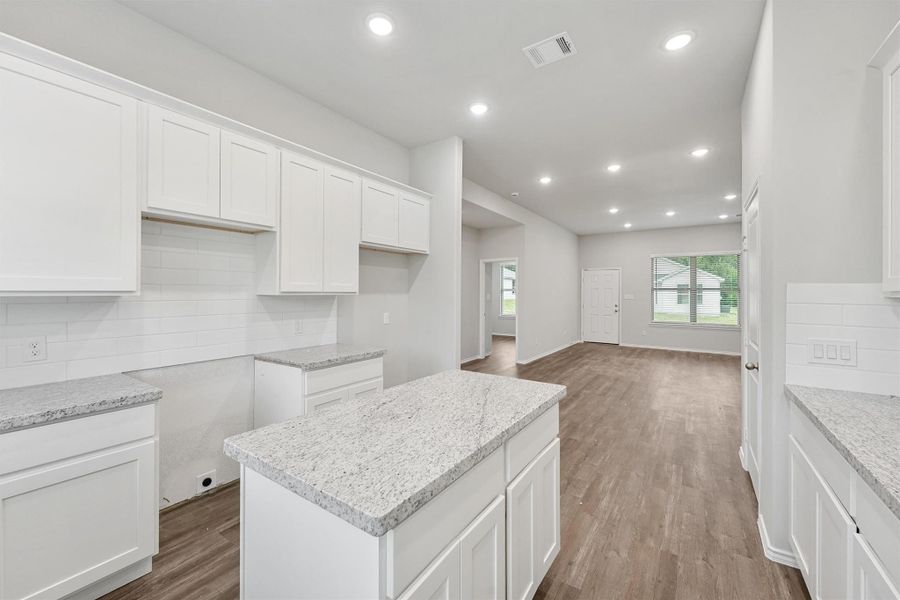 Furnished interior view inside a new home in , Lufkin (Image 4).