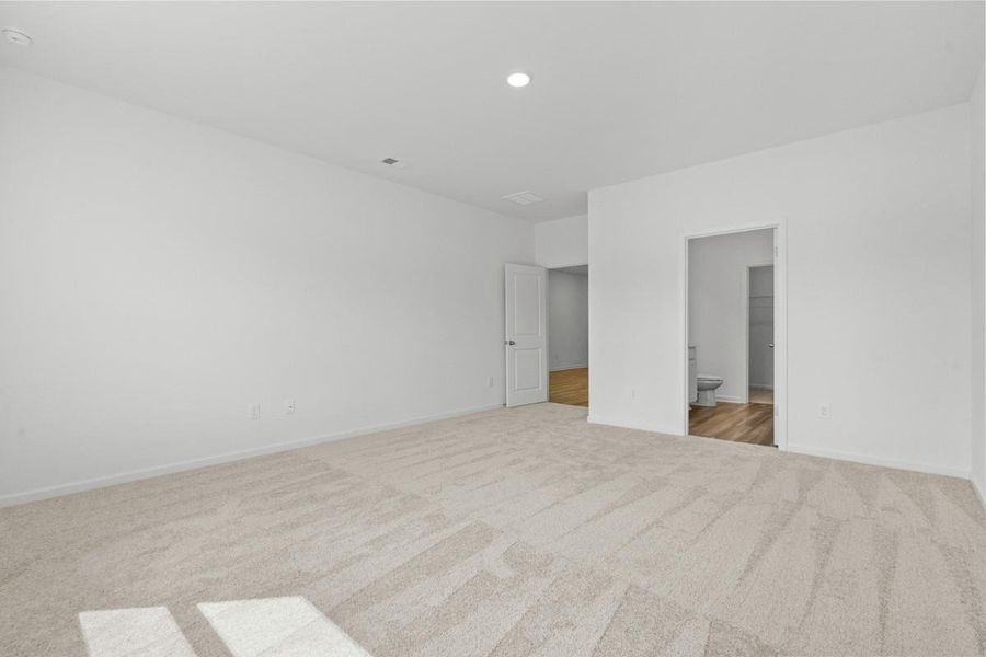 Spacious, unfurnished interior of a new home in Willow Springs, Buda (Image 12).