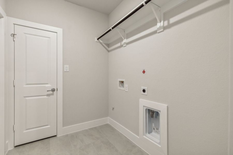 Spacious, unfurnished interior of a new home in Dove Hollow, Waxahachie (Image 18).