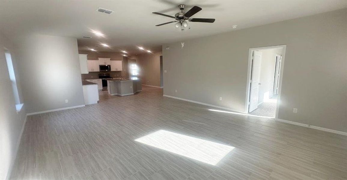 Spacious, unfurnished interior of a new home in Sandy Beach, Azle (Image 14).