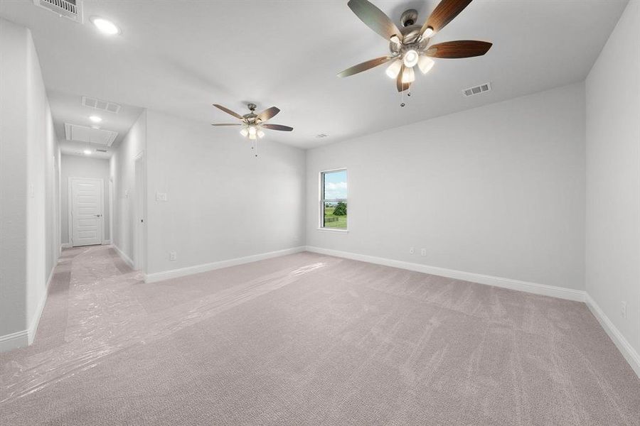 Spacious, unfurnished interior of a new home in Heath Golf and Yacht, Heath (Image 29).