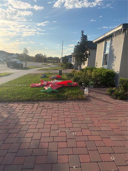 Exterior details and patio area of a home in , Haines City (Image 23).