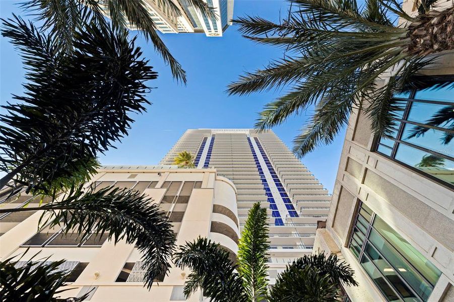 Condo located in St. Petersburg, FL showcasing its design and architecture (Image 51).