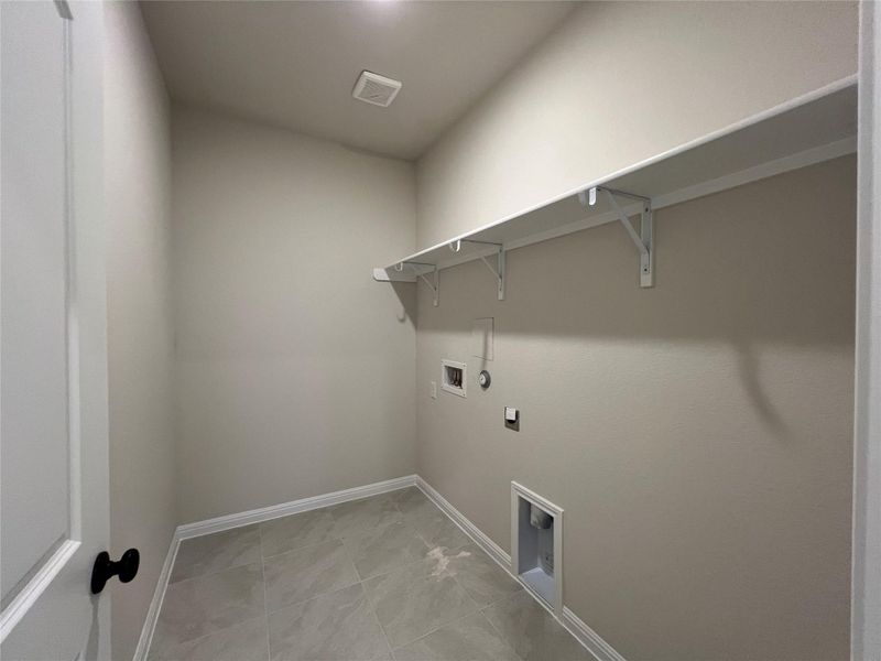 Spacious, unfurnished interior of a new home in Rolling Glen, Hutto (Image 17).