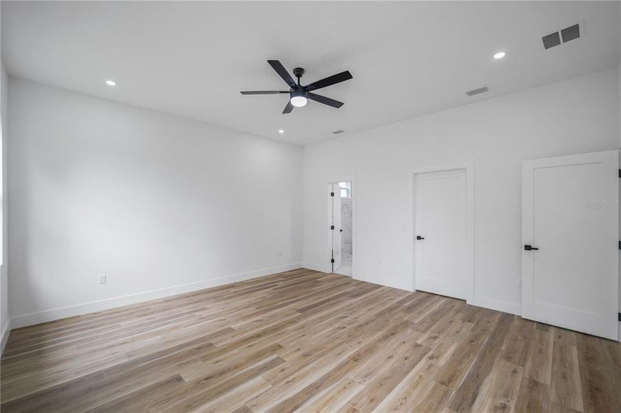Spacious, unfurnished interior of a new home in , Hudson (Image 13).