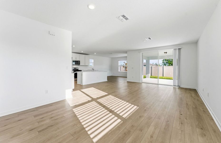 Spacious, unfurnished interior of a new home in Riverwood, Zephyrhills (Image 18).