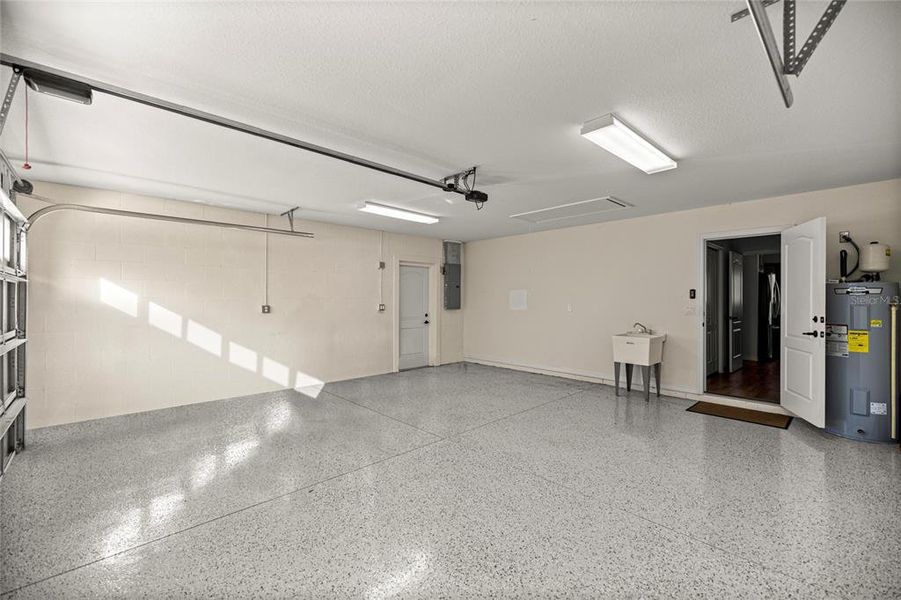 Spacious, unfurnished interior of a new home in , Dunnellon (Image 23).
