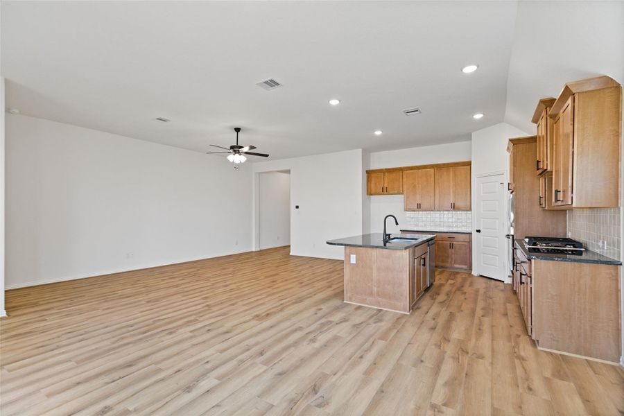 Image 30 of a home in Oakwood Estates.