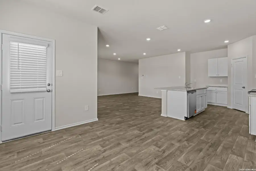 Spacious, unfurnished interior of a new home in Laurel Vistas, San Antonio (Image 20).