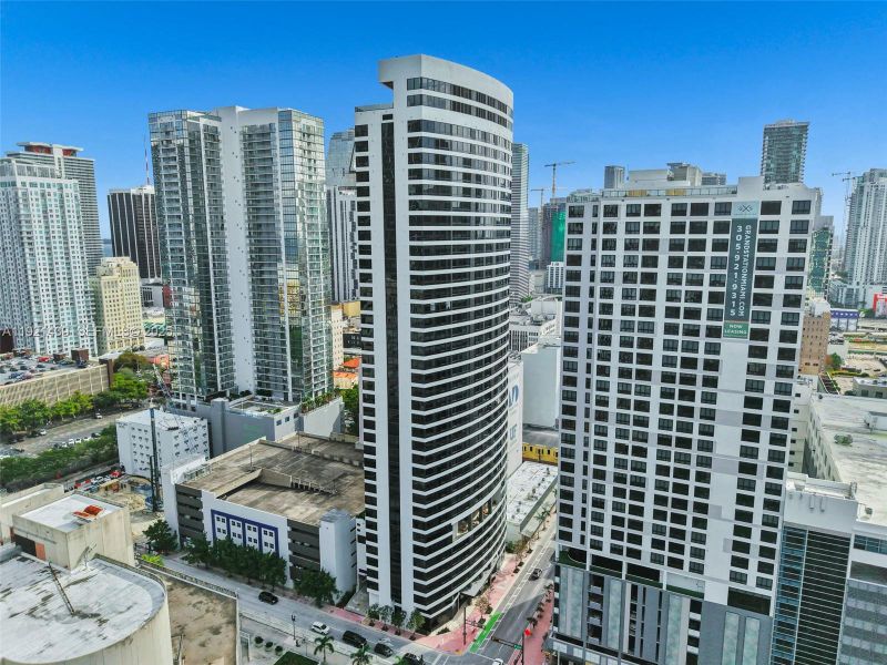 Condo located in Miami, FL showcasing its design and architecture (Image 28).