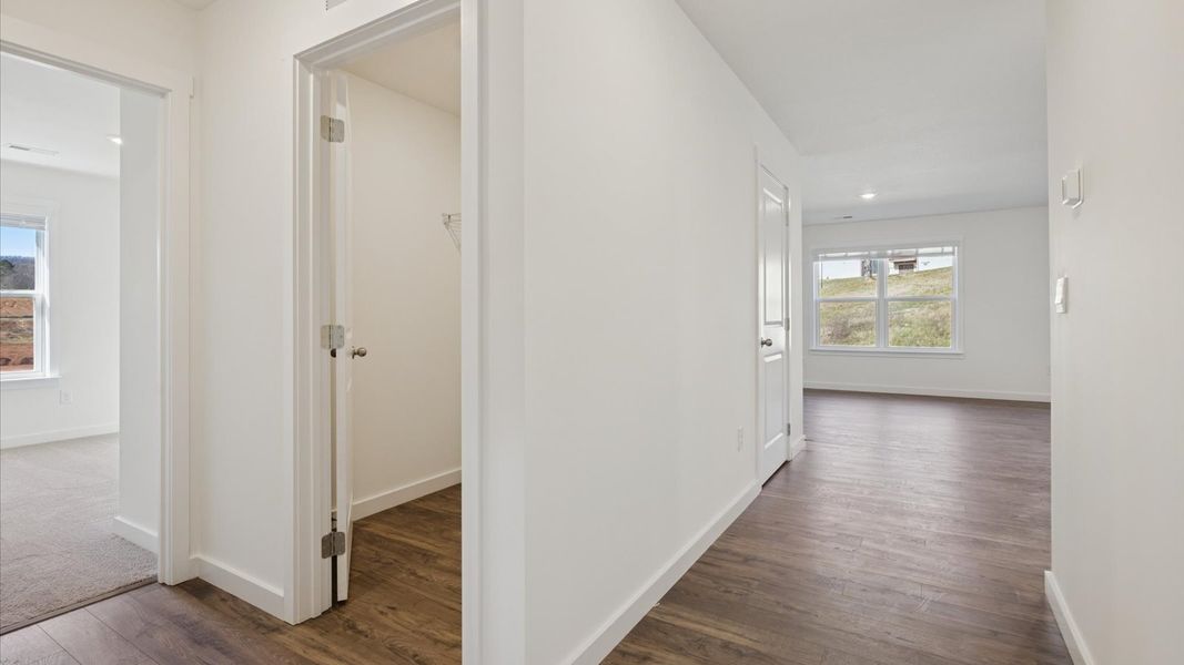 Spacious, unfurnished interior of a new home in Emory Creek, Harriman (Image 18).