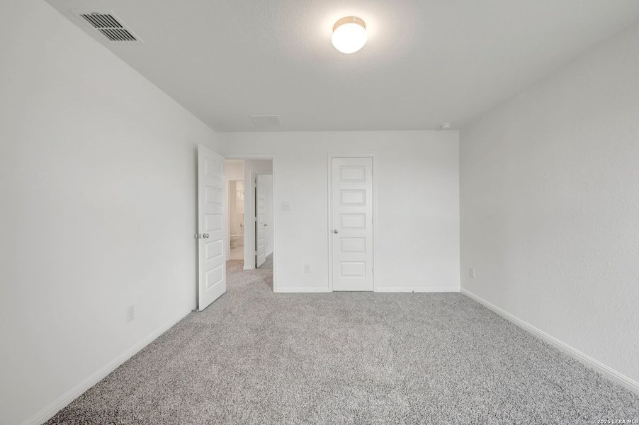 Spacious, unfurnished interior of a new home in Mesquite Ridge, San Antonio (Image 27).