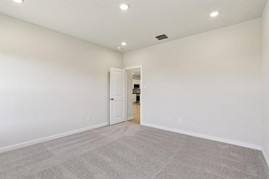 Spacious, unfurnished interior of a new home in Hickory Hill, Sherman (Image 34).