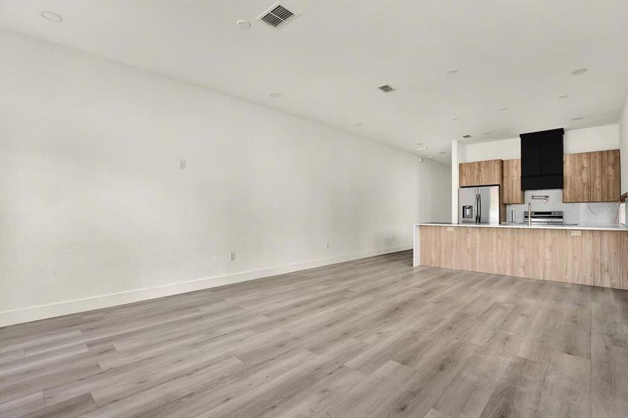 Spacious, unfurnished interior of a new home in , St. Petersburg (Image 20).