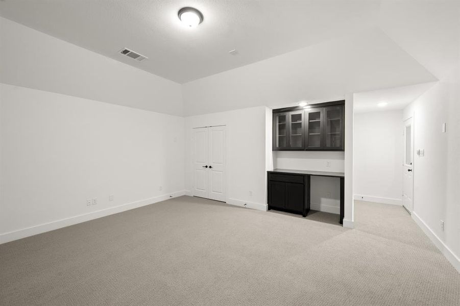 Spacious, unfurnished interior of a new home in High Country, Burleson (Image 21).