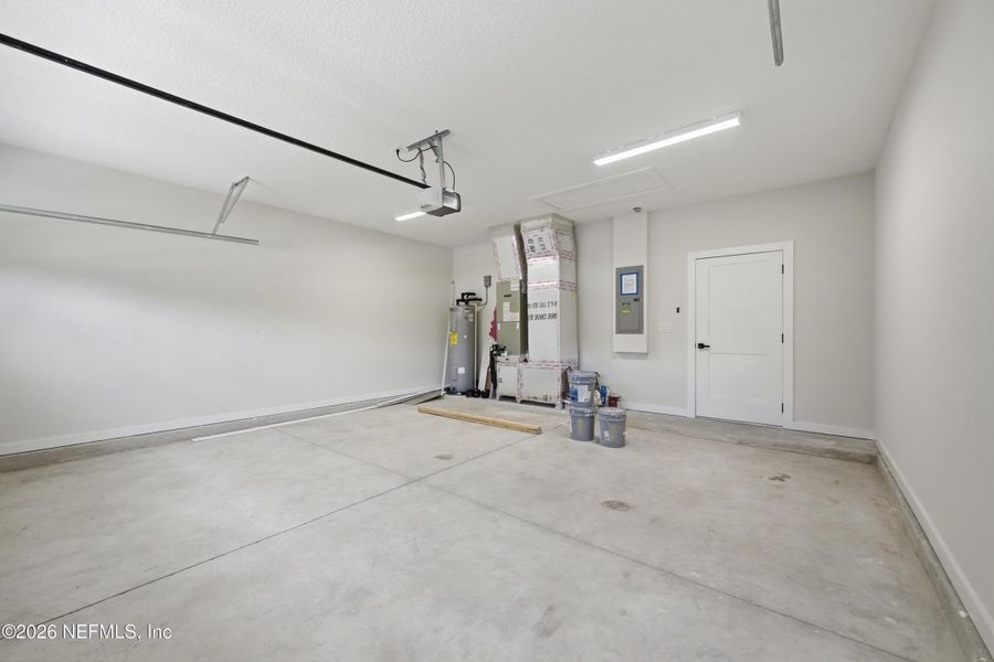 Spacious, unfurnished interior of a new home in , Jacksonville (Image 25).