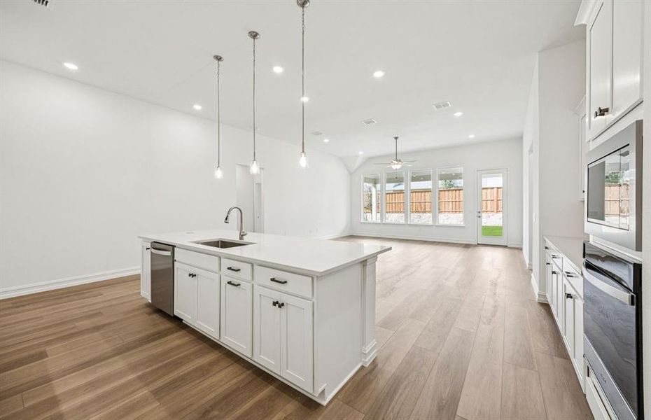 Eat-in island kitchen Eat-in island kitchen