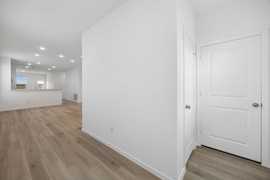 Spacious, unfurnished interior of a new home in Stokesbury, Waller (Image 12).