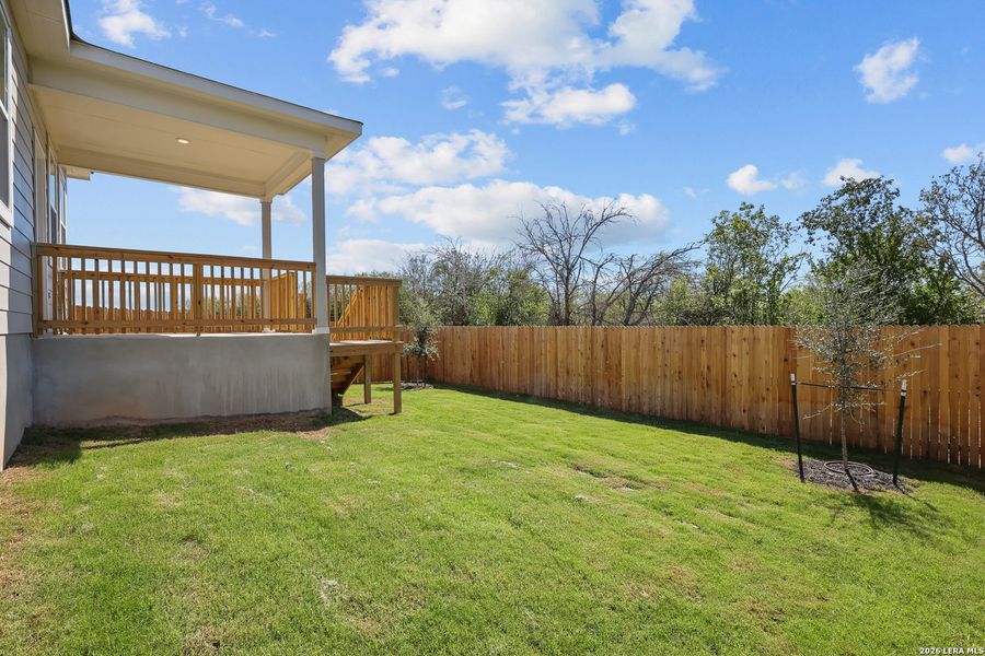 Exterior details and patio area of a home in Summerlin, San Antonio (Image 3).