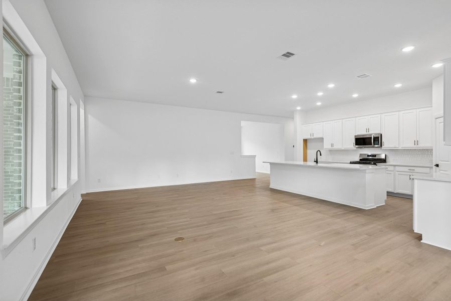 Spacious, unfurnished interior of a new home in Escondido 60', Magnolia (Image 19).